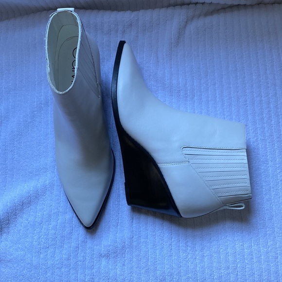 Calvin Klein white ankle boots. - Picture 3 of 8